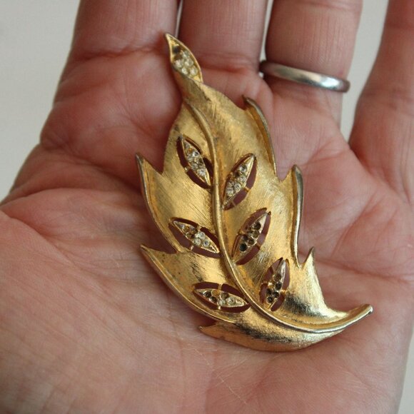 Vintage 1950s 1960s Brooch, Gold Tone Leaf with Rhinestone Clusters Cocktail Pin - Picture 2 of 10